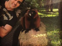عکس یادگاری پوریا پورسرخ و میمون عزیز در باغ وحشِ ماداگاسکار