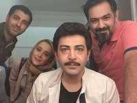 فرزاد حسنی، الناز حبیبی و سایر همکاران در اتاق گریمِ تئاتر جدید عزیزان