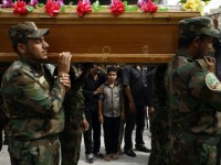 مراسم تشییع جنازه یکی از رزمنده های عراقی که در جنگ با داعش به شهادت رسیده است