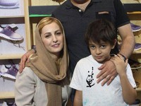 مهراب قاسمخانی به همراه همسرش شقایق دهقان و فرزندشان آقا نویان به افتتاحیه یک برند ورزشی در یک پاساژ لوکس رفته بودند