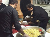 نظارت احسان علیخانی با پوزیشن «دست در جیب» به نحوه کشیدن غذاها در یکی از هیئات عزاداری