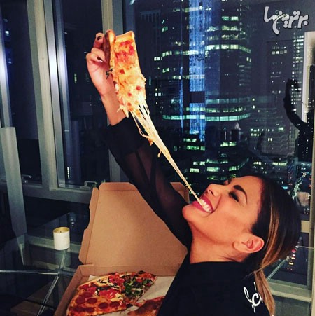 «نیکول شرزینگر» در حال نوش جان کردن پیتزا به شدیدترین شکل ممکن!