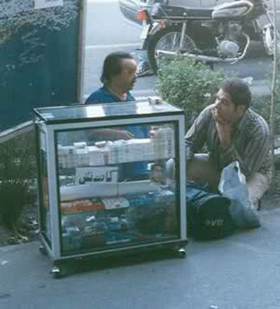اسد الله یکتا را به خاطر دارید؟این روز ها جناب یکتا در 74 سالگی با سیگار فروشی در خیابان های تهران امرار معاش می‌کند