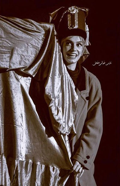 الیکا عبدالرزاقی در نمایی از نمایش «باغ آلبالو»، همان نمایشی که به خاطر آن مراسم اختتامیه خندوانه را رها کرد و رفت