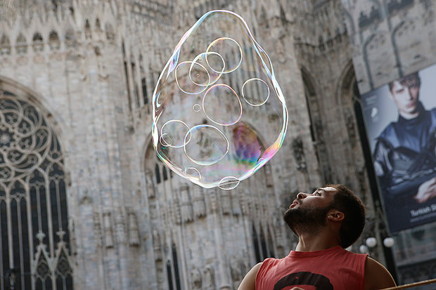 بازی یک هنرمند خیابانی با حباب