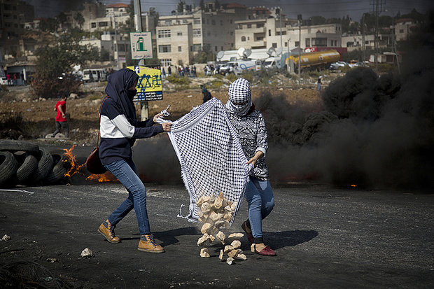 دختران فلسطینی برای مبارزان سنگ جمع می کنند