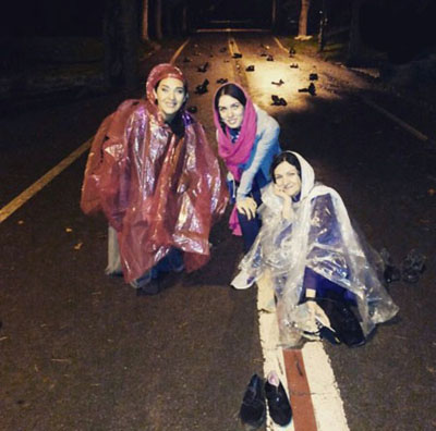 رویا نونهالی و گلاب آدینه به همراه دوستشان، پس از پیاده روی زیر باران این عکس را گرفتند