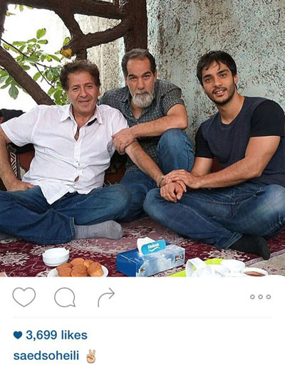 ساعد سهیلی و پدرش سعید خان سهیلی در کنار ابوالفضل پور عرب در یک سفره خانه، به صرف کیک یزدی و چای