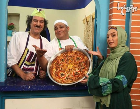 سحر ولدبیگی، نادر سلیمانی و آرش میراحمدی در حالِ عرضه یک پیتزای «عمله خفه کُن» در پشت صحنه مجموعه محله گل و بلبل