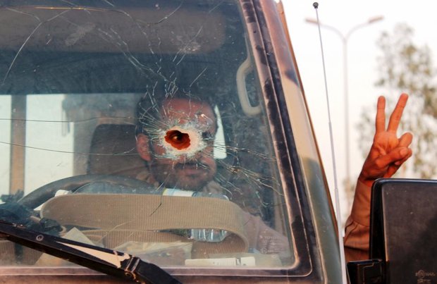 سرباز یمنی با شیشه ماشین آسیب دیده از گلوله