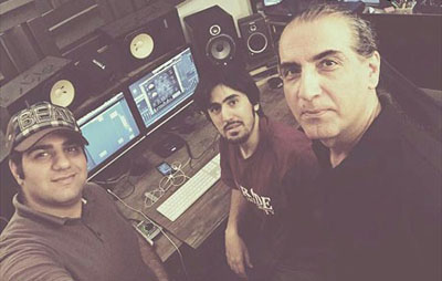 سلفی مهرداد هویدا خواننده کهنه کار کشورمان در کنار همکارانی که دارند روی آلبوم جدیدش کار می‌کنند