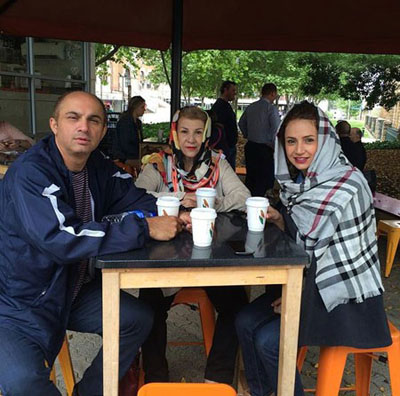 شبنم قلیخانی به اتفاق مادر و برادرش در یک کافه در استرالیا
