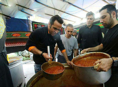 علی آقا کریمی در حال کمک به غذارسانی در یکی از هیئت های حسینی