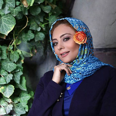 عکس آتلیه ای یکتا خانم ناصر با گل رزی که زینت بخش شالش شده است