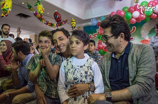 عکسی از اقدام زیبای فرزاد حسنی و امیرحسین رستمی که به بازدید کودکان آسایشگاه کهریزک رفتند