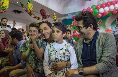 عکسی از اقدام زیبای فرزاد حسنی و امیرحسین رستمی که به بازدید کودکان آسایشگاه کهریزک رفتند