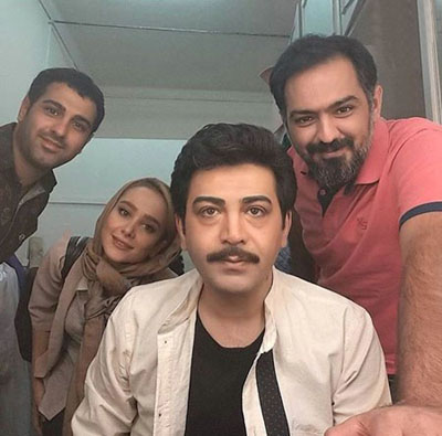 فرزاد حسنی، الناز حبیبی و سایر همکاران در اتاق گریمِ تئاتر جدید عزیزان