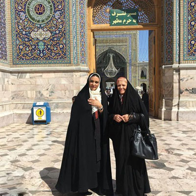 لیندا کیانی و مادر عزیز به مشهد مقدس رفته اند. با آرزوی قبولی طاعات