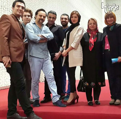 محمد سلیمی، اشکان خطیبی، سمیرا حسینی و سایر دوستان هنرمند در حاشیه یک مراسم هنری این عکس یادگاری را گرفتند
