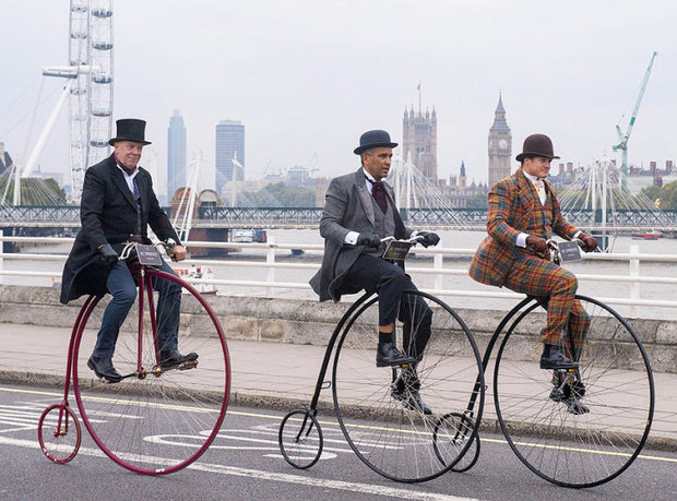 مردان انگلیسی سوار بر دوچرخه های قدیمی در لندن