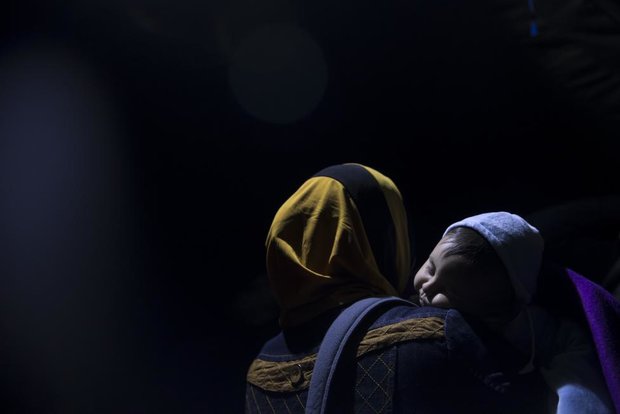 مهاجر سوری به همراه کودکش در مرز کرواسی