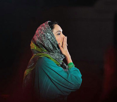 میترا حجار به مردم در جریان کنسرت سینا حجازی