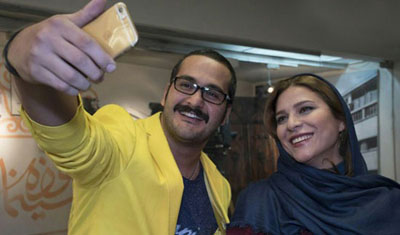 میلاد کی‌مرام در حال گرفتن سلفی با سحر دولتشاهی در موزه سینما