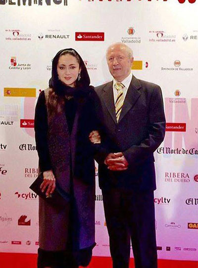 نیکی خانم کریمی و پدر محترم در جشنواره فیلم والادولید اسپانیا در مقابل عکاس ها ژست گرفته اند