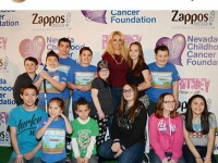 «بریتنی اسپیرز» با این عکس در کنار کودکان سرطانی از طرفداران خود خواسته است که هوای آنها را داشته باشند