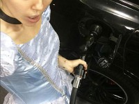«مایلی سایرس» در لباس سیندرلا و در حال بنزین زدن!
