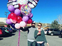 «کاترین هیگل» و همسرش بعد از خریدن بادکنک برای تولد دختر کوچولویشان