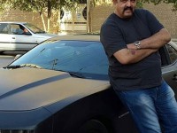 احمد ایراندوست در کنار ماشین خفن اش