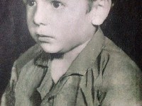 تقریبا عکسی از دوران کودکی عباس غزالی در آلبوم خانه پدری باقی نمانده است