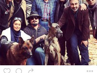 رضا عطاران و همکاران در کنار دو سگِ گنده