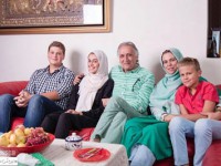 عکسی دیگر از احمد نجفی در کنار همسر و فرزندانش