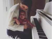 عکس «سلنا گومز» و پسر خوانده اش در کنار پیانو