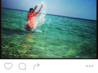 مریم طوسی در حال آب بازی در ساحل کیش