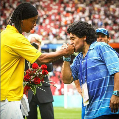 «رونالدینیو» با این عکس تولد 55 سالگی اسطوره فوتبال آرژانتین، «دیگو مارادونا»، را به او تبریک گفت