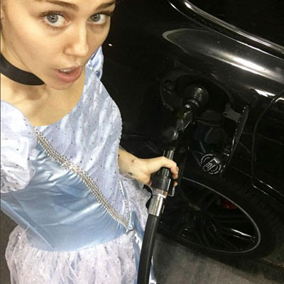«مایلی سایرس» در لباس سیندرلا و در حال بنزین زدن!