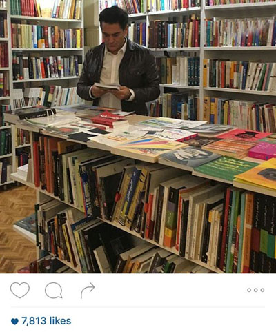 آقا رضا گلزار غرق در کتاب های یک شهر کتاب که در مراسم افتتاحیه آن شرکت کرده بود