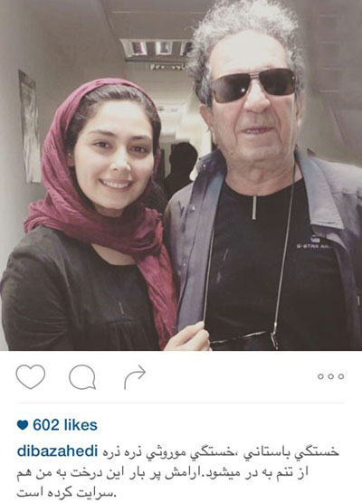 دیبا زاهدی و داریوش خان مهرجویی که مثل همیشه یکی از عینک ها را روی چشم گذاشته و دیگری از گردنش آویزان است