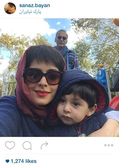 سلفی ساناز بیان، کارگردان و نویسنده سینما و تئاتر و همسر حمیدرضا آذرنگ در کنار همسر و فرزندش در پارک نیاوران