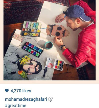 محمدرضا غفاری در حال نقاشی با آبرنگ