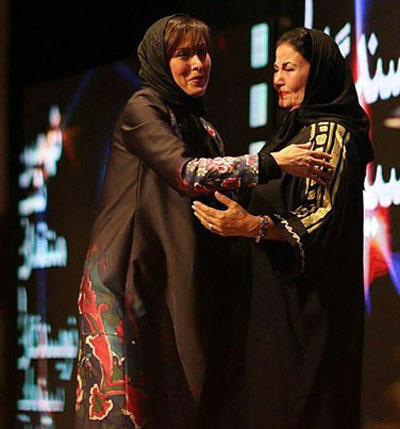 مهتاب کرامتی جایزه اش را (بهترین بازیگر نقش زن) از دستان بانو پوری بنایی دریافت کرد