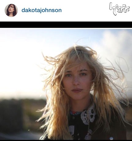 موهای «داکوتا جانسون» در این عکس به نظر شما هم غیر طبیعی می آیند یا این که به دلیل آشفتگی ناشی از باد این طور به نظر می رسد؟