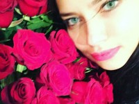 «آدریانا لیما» کریسمس را با گل های مورد علاقه اش شروع کرده ، ولی چیزی در مورد این که چه کسی این گل ها را به او هدیه داده نگفته است