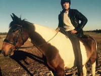 «یان سامرهلدر» که همراه با همسرش در زمینه حقوق حیوانات بسیار فعال است، سوار بر یک اسب خیلی قشنگ کریسمس را تبریک گفت