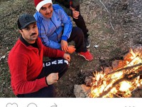 احمد مهرانفر، جواد عزتی و ایمان امیدواری در پشت صحنه فیلم سینمایی جدیدشان آتش جنگلی درست کرده اند تا گرم شوند