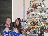 خانواده دوست داشتنی «مسی» در کنار درخت زیبای کریسمسشان