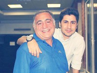 خسرو احمدی و پسر کارگردان و موفقش علی احمدی که به یکی از چهره های موفق تئاتر در سال های اخیر تبدیل شده است